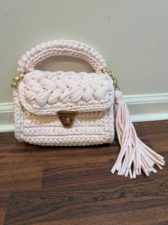 NEW… Handwoven Pink Crochet Shoulder Bag with Gold Chain - Picture 7 of 12